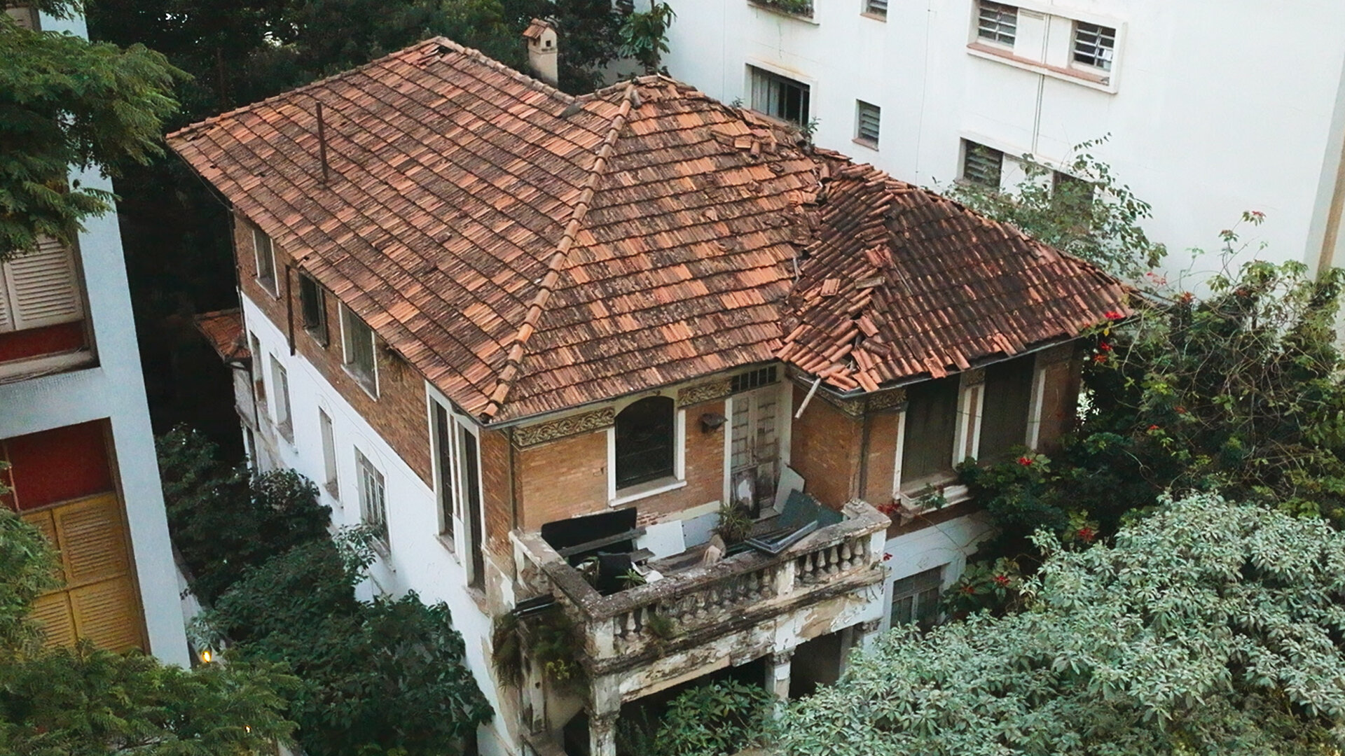 Abandoned: The Woman in the Decaying House S1E3 The Big House