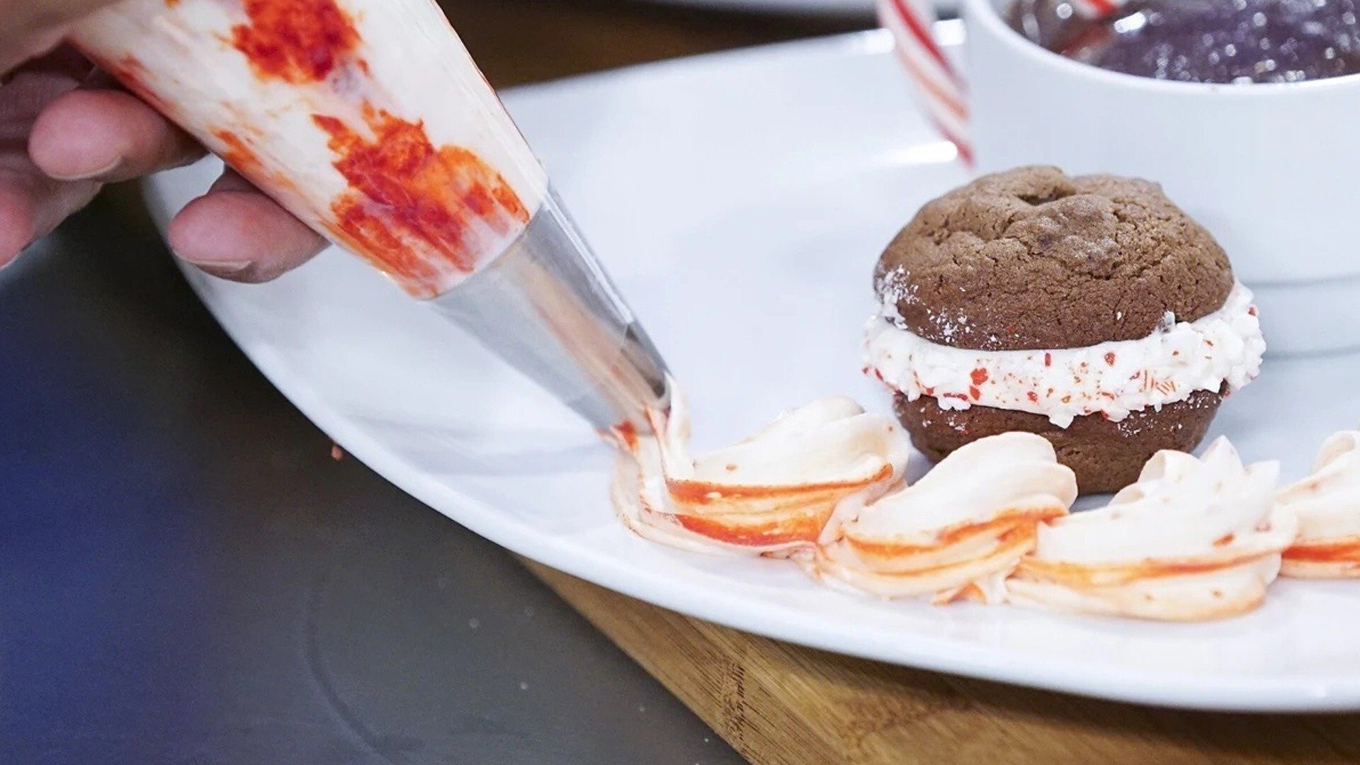 Holiday Baking Championship S2E2 Holiday Craftiness