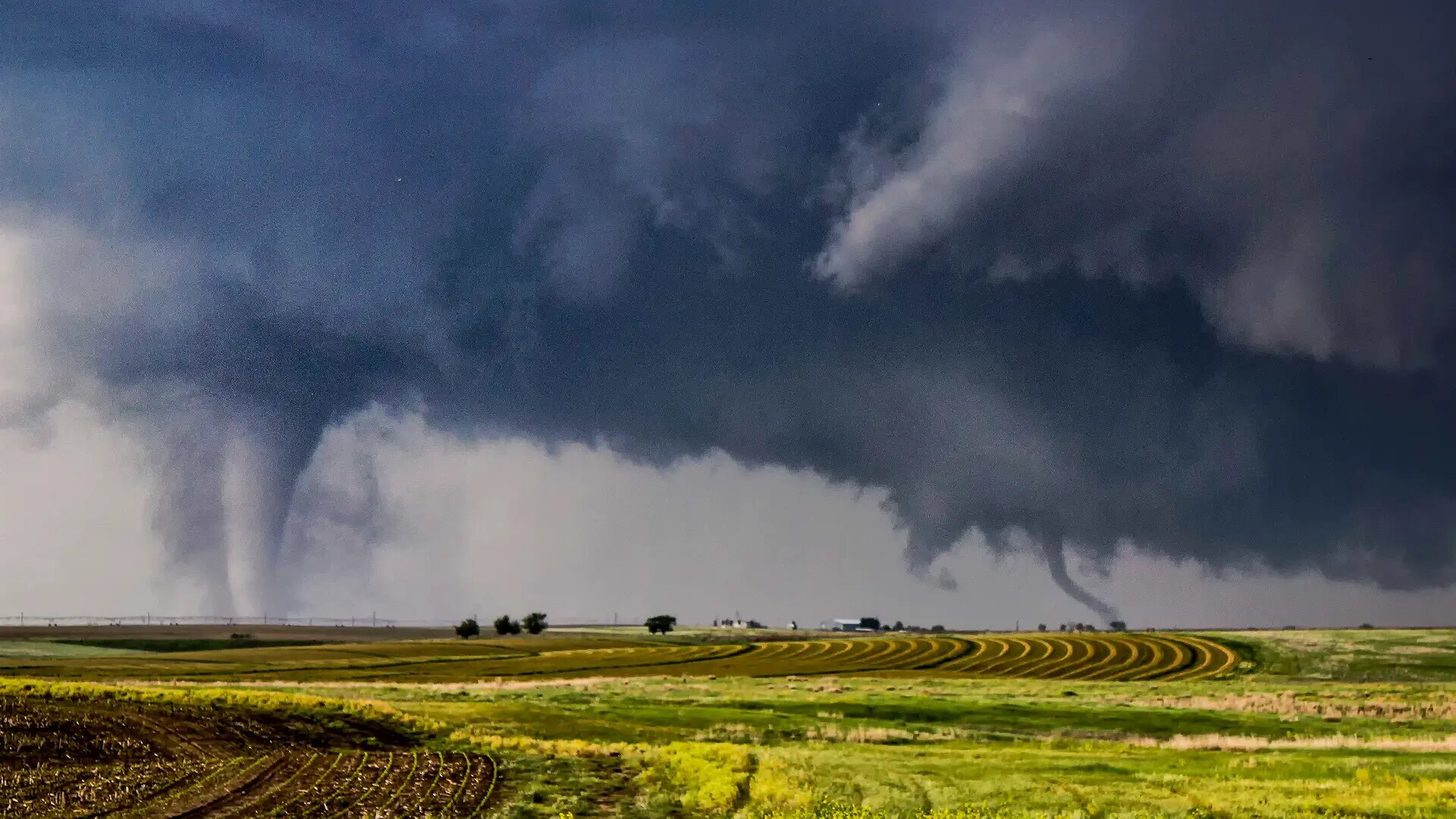 In the Eye of the Storm S2E6 Terrifying Twin Twisters