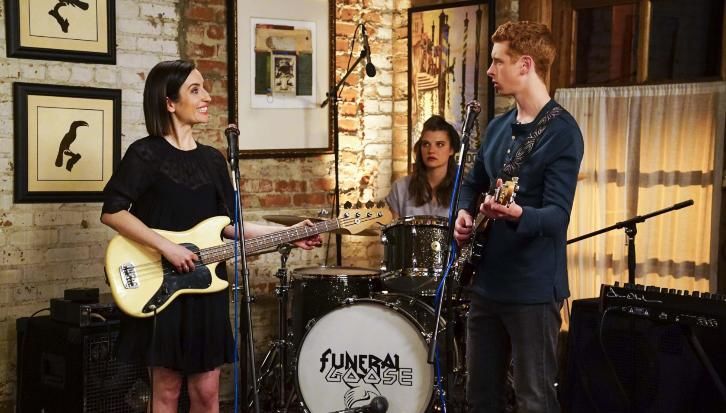 Life in Pieces S3E11 Goose Friends Auction Fog