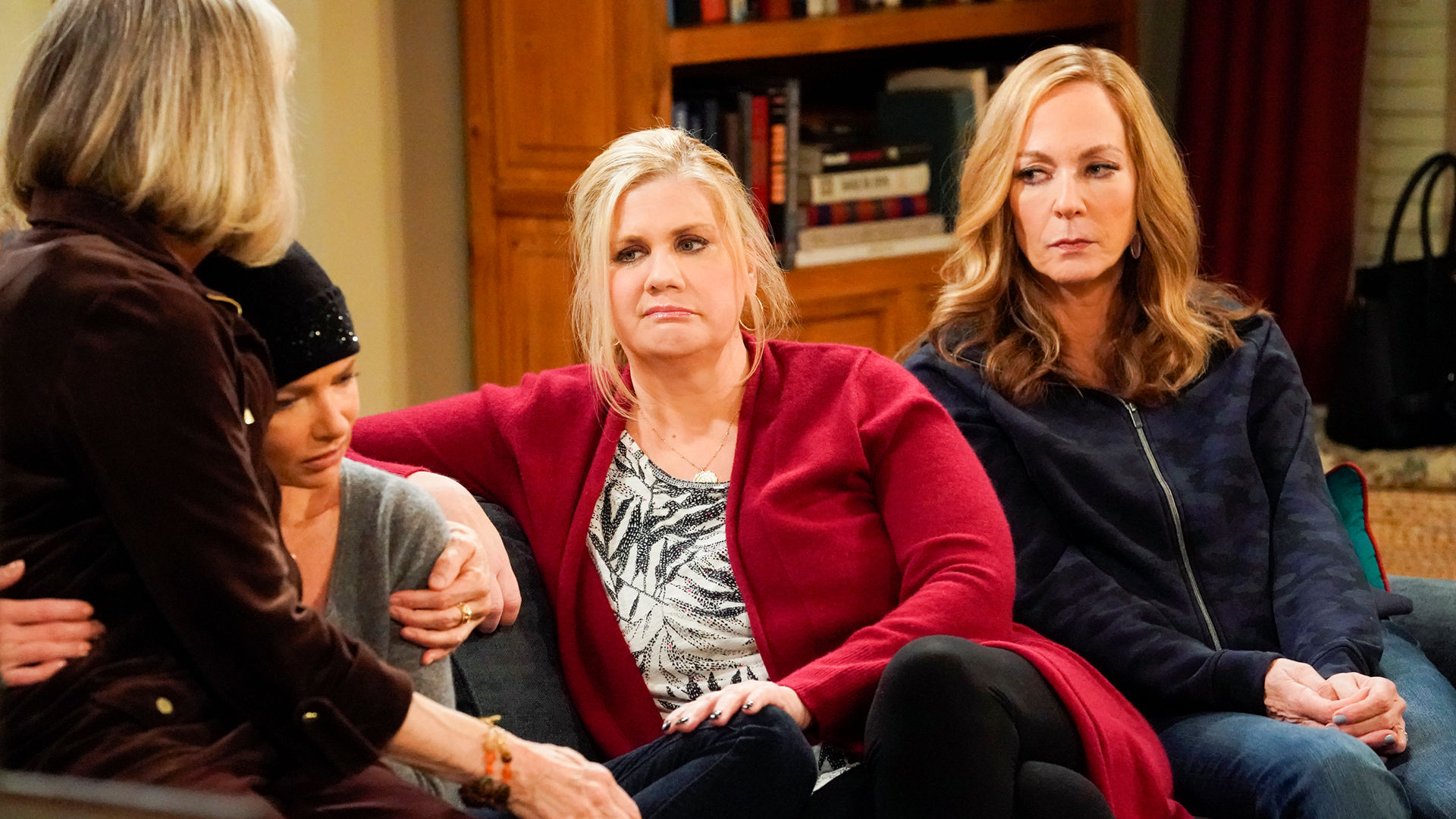 Mom S8E6 Woo-Woo Lights and an Onside Kick