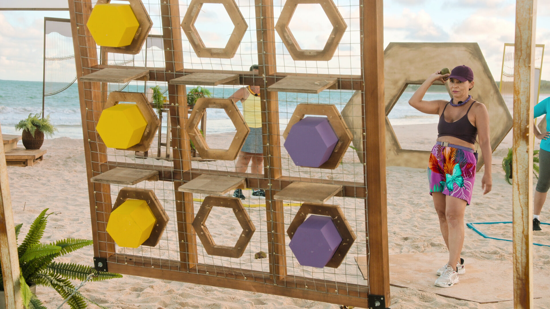 Stranded with My Mother-in-Law S2E5 Rachando o coco