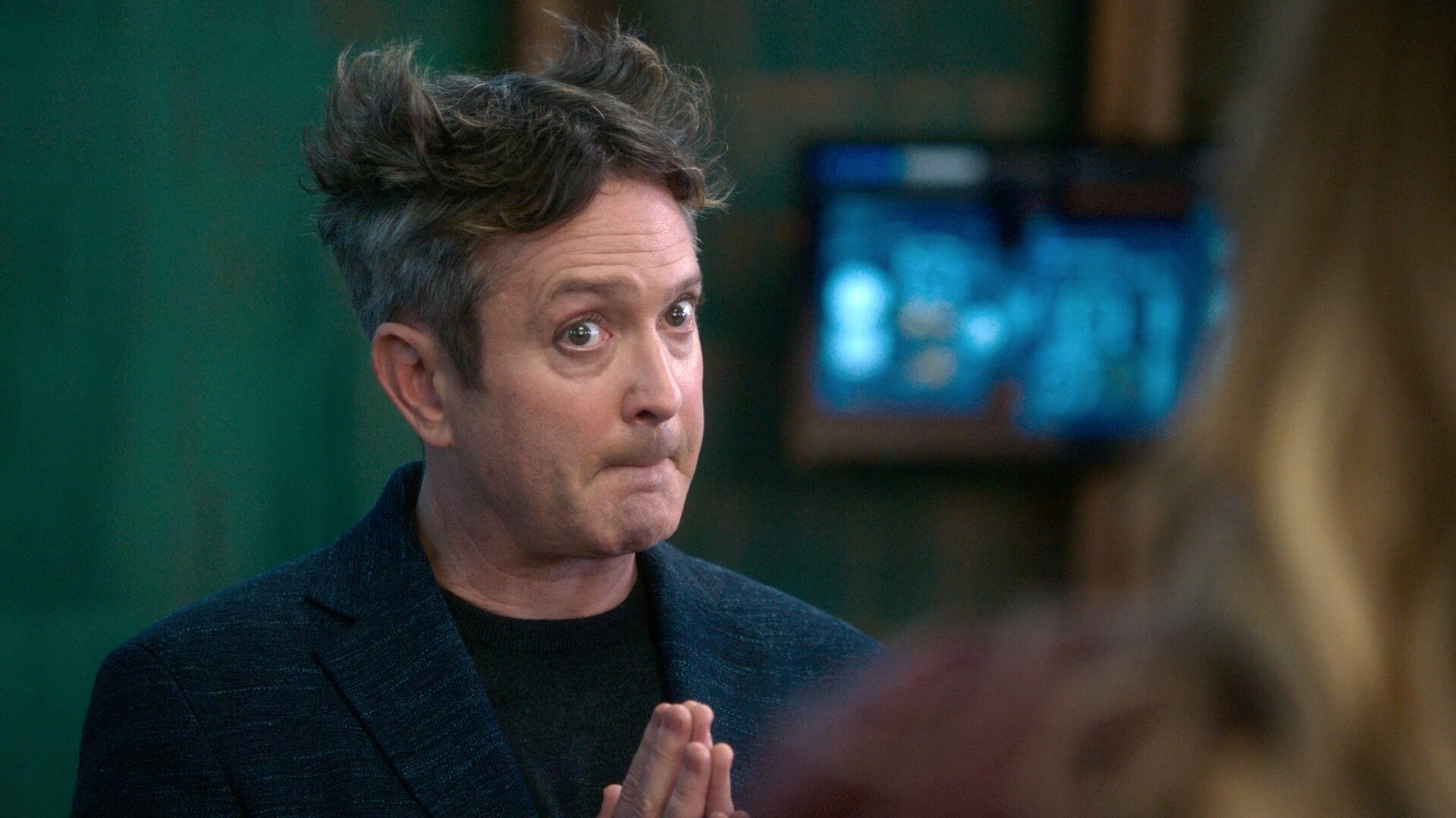 Supergirl S6E11 Mxy in the Middle