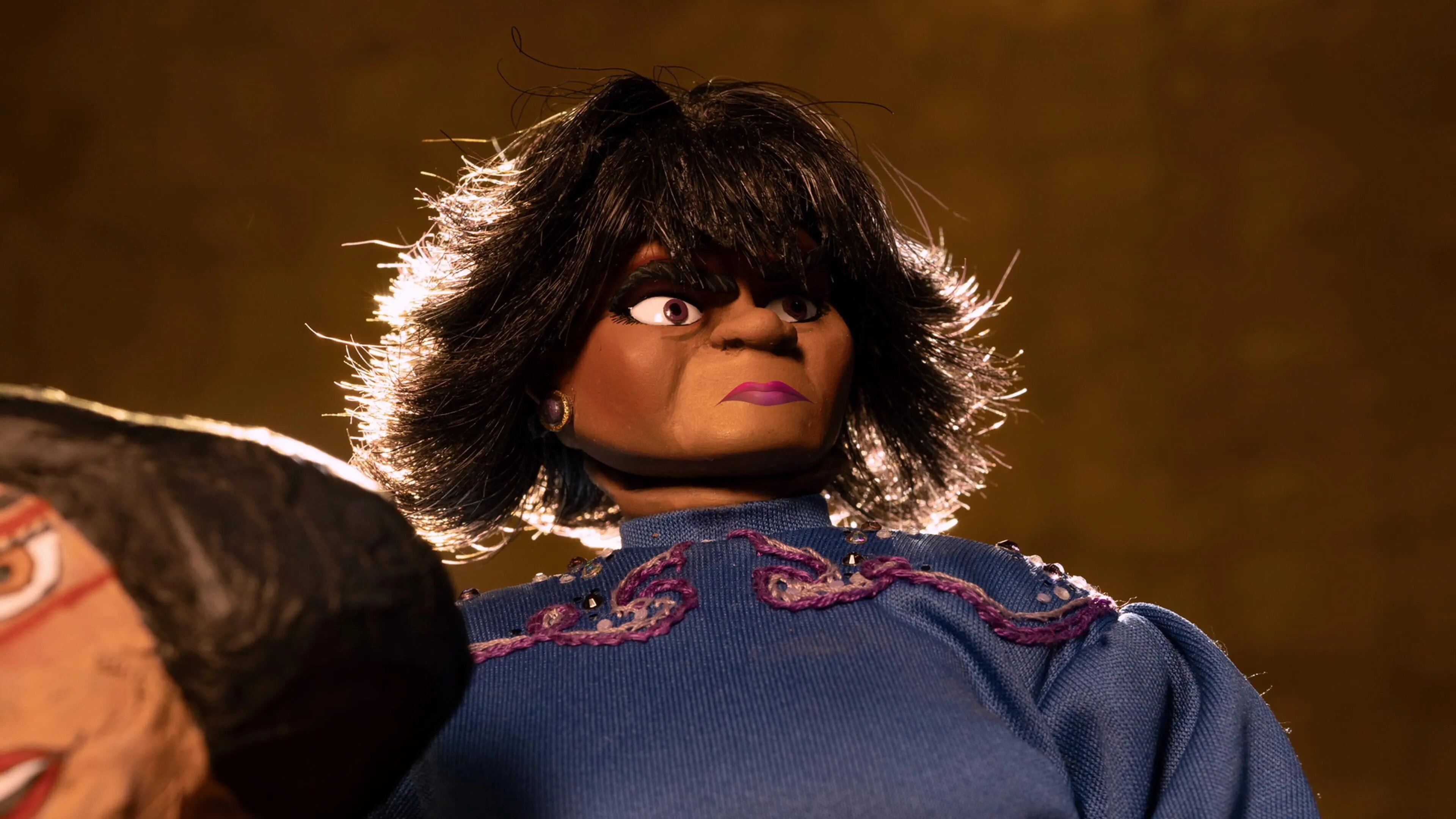 Women Wearing Shoulder Pads S1E4 El Cordón Umbilical